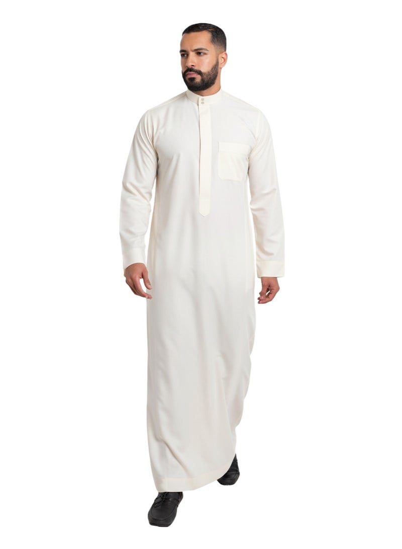 راحمة كوليكشنز ثوب رجالي سعودي أصيل من رحمة - كندورة/جبة كلاسيكية مصنوعة يدويًا من قماش ياباني فاخر، بياقة صلبة، وفتحة أمامية، وجيب على الصدر، مصنوع من خامة خفيفة الوزن تسمح بمرور الهواء ولطيفة على البشرة، لتوفير راحة فائقة. - Image 1